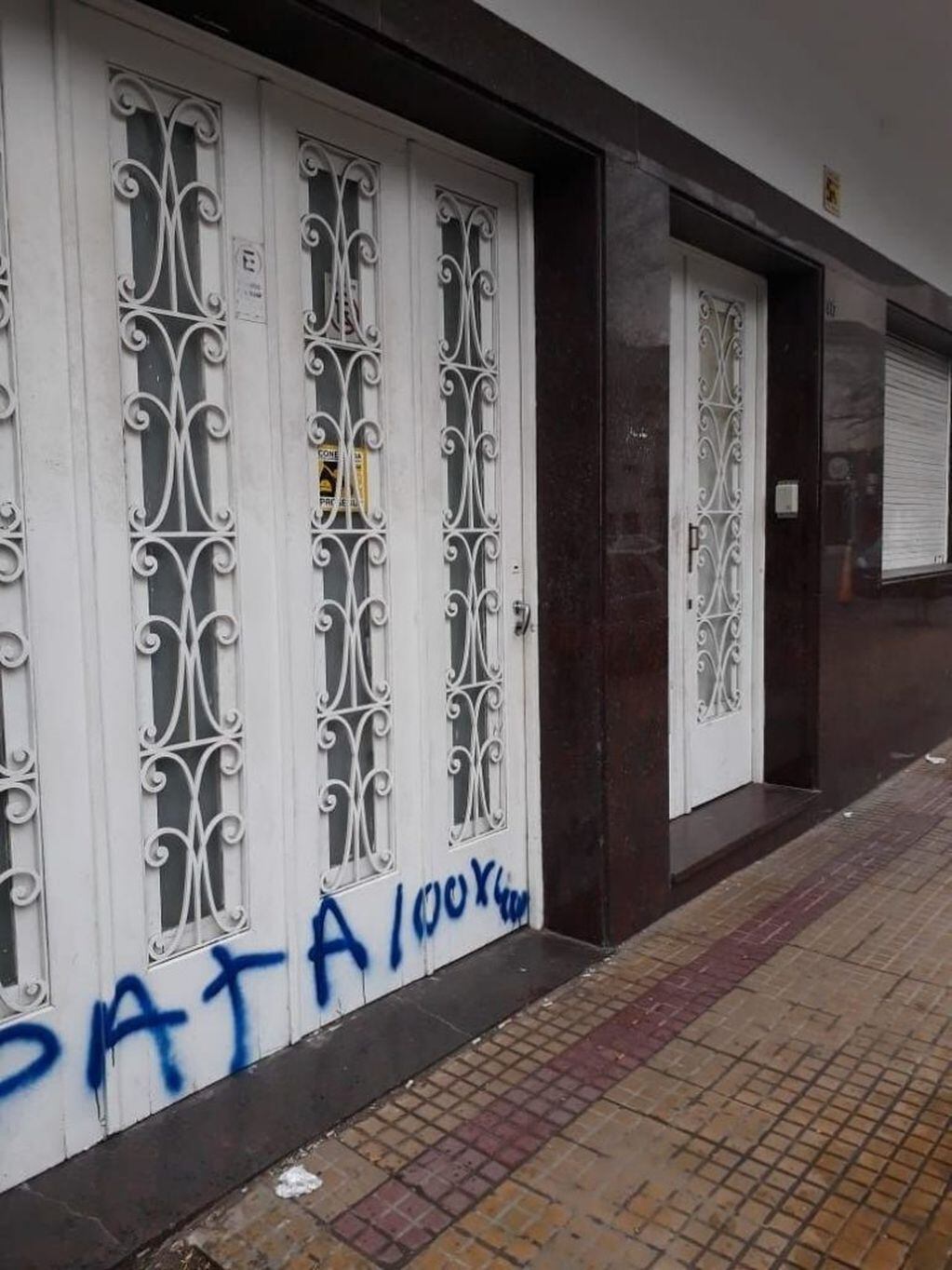 Balearon la sede de la UOCRA en La Plata.
