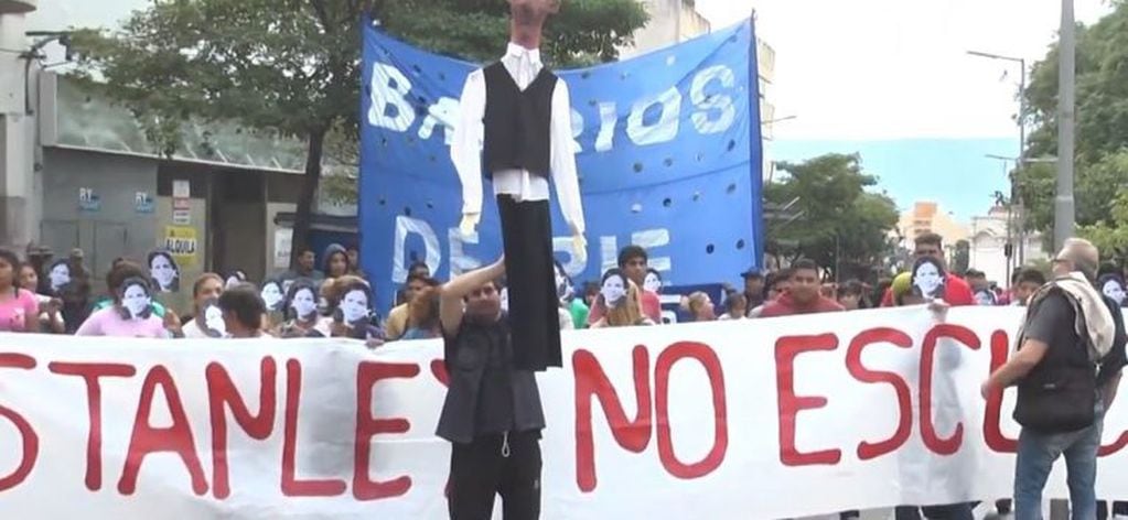 Barrios de Pie Catamarca manifestándose en reclamo de ayuda social
