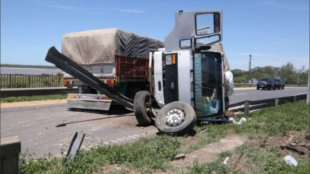 El camión volcado obstruyó por completo la mano sur-norte del Acceso Sur. (Rosario3)