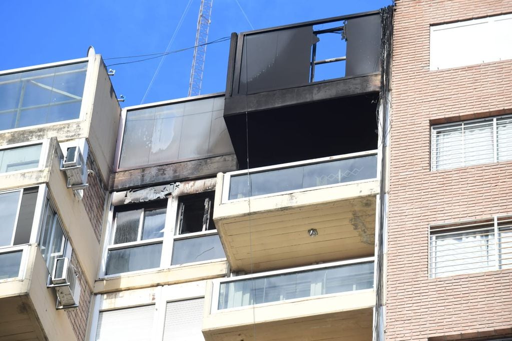 Córdoba: se incendió un edificio, un estudiante no pudo escapar, se arrojó al vacío y murió. (Ramiro Pereyra/La Voz)