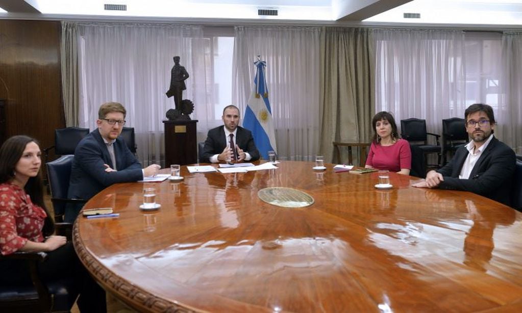 El ministro de Economía Martín Guzmán encabezó la videoconferencia “Argentina, entre el Covid-19 y la crisis de deuda soberana”, moderada por Victoria Murillo. (Ministerio de Economía)