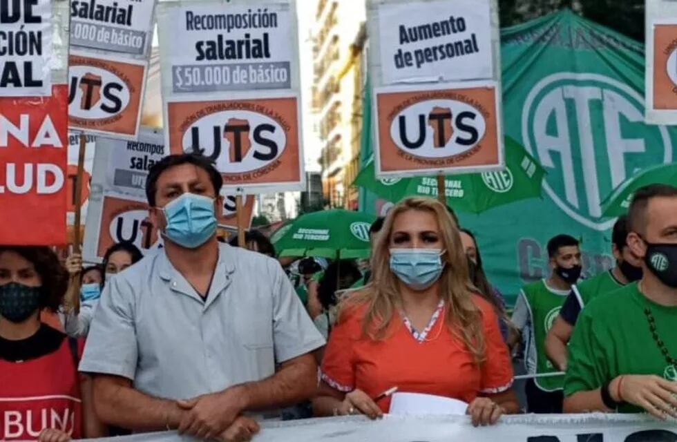 Gremios y asociaciones que agrupan al personal de salud durante una manifestación. (Twitter UTS/archivo)