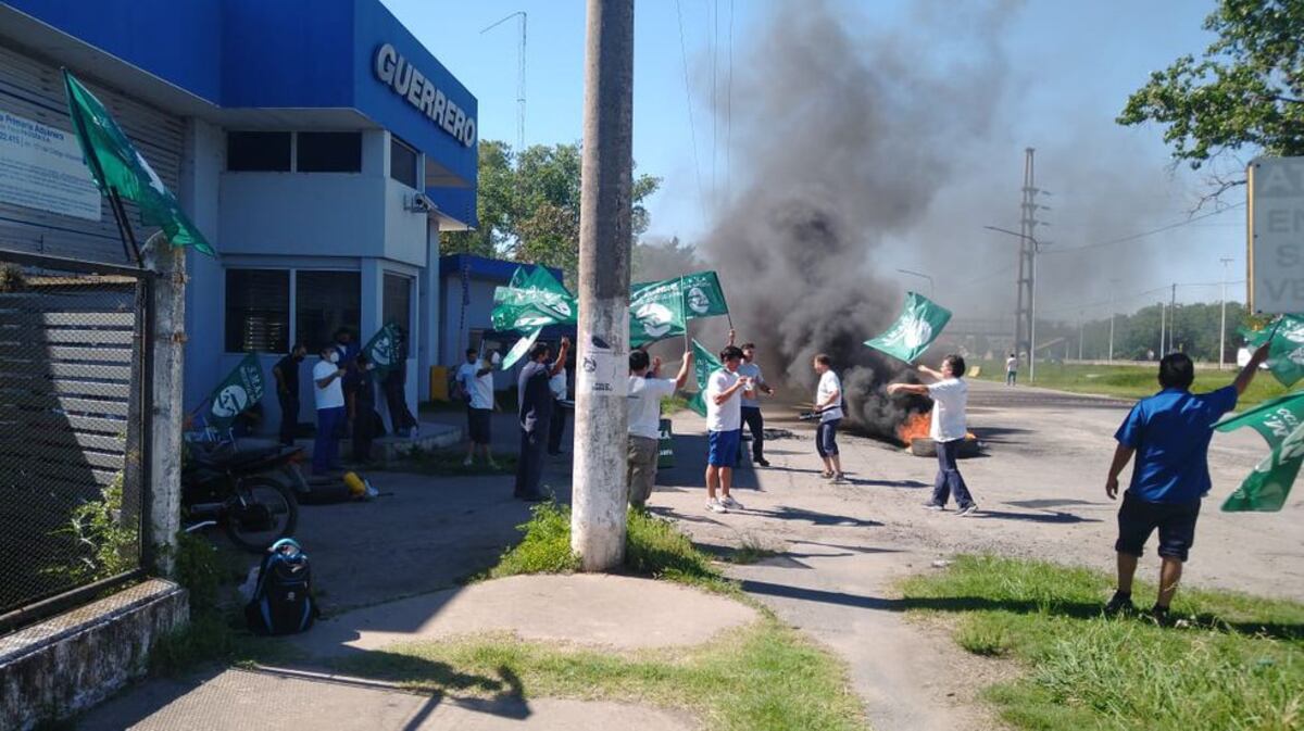 Protesta en Guerrero: acusan al dueño de querer incendiar el auto de un manifestante