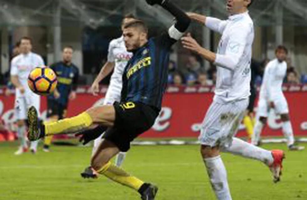Inter Milan's Mauro Icardi scores a goal during the Italian Serie A soccer match between FC Inter Milan and Chievo Verona at San Siro stadium in Milan, Italy, 14 January 2017. ANSA/ANDREOLI
