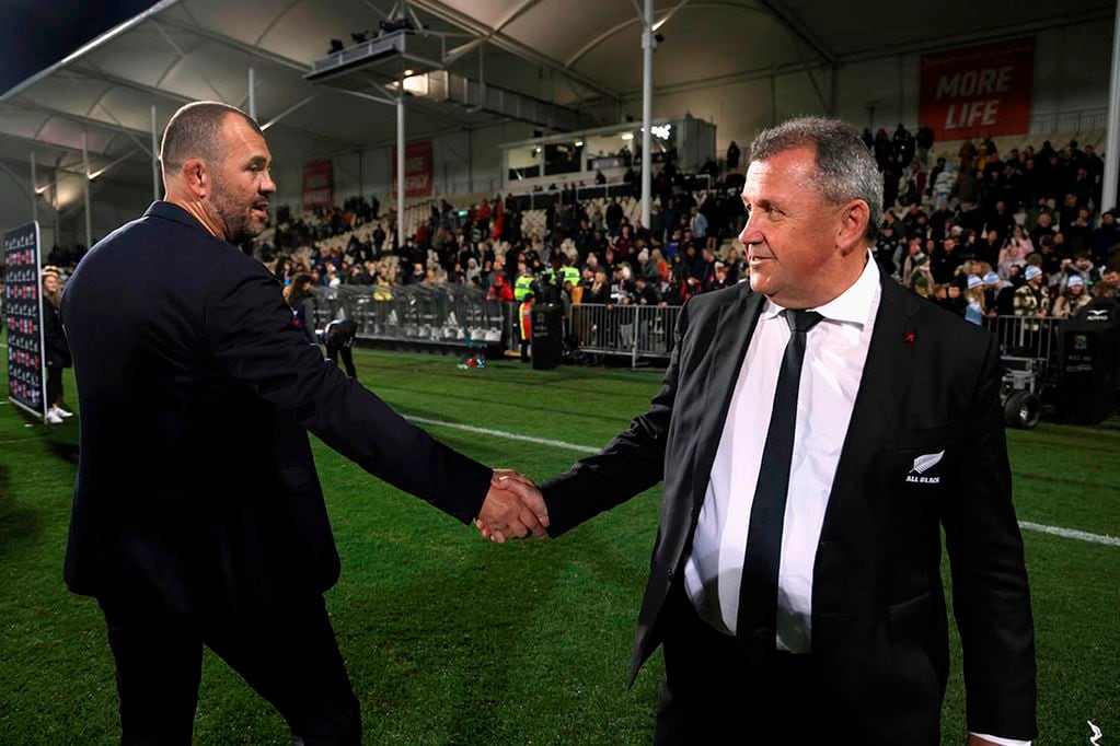 Michael Cheika, entrenador de Los Pumas, e Ian Foster, head coach de Nueva Zelanda. 