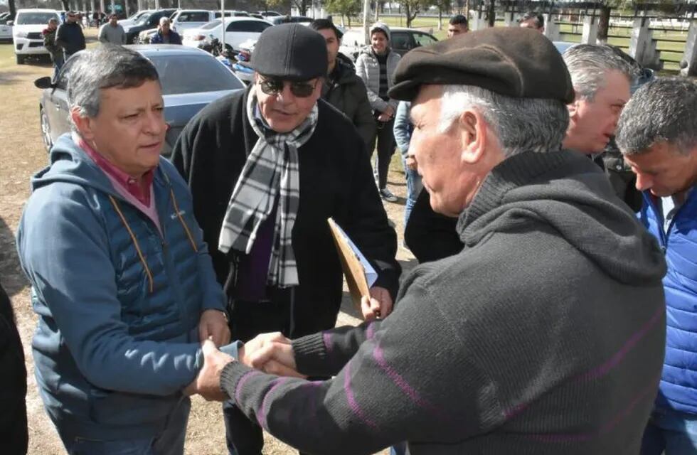 Domingo Peppo, anunciando las mejoras que recibirá la Asociación de Veteranos de Fútbol (Vía Resistencia).