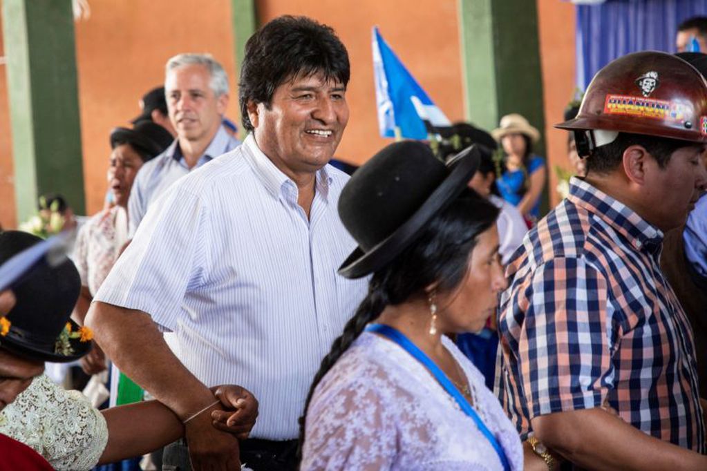 El presidente Evo Morales baila con sus partidarios en el lanzamiento de su campaña para la reelección, en Chimore, departamento Cochabamba, Bolivia. (Photo by Noah Friedman-Rudovsky / AFP)