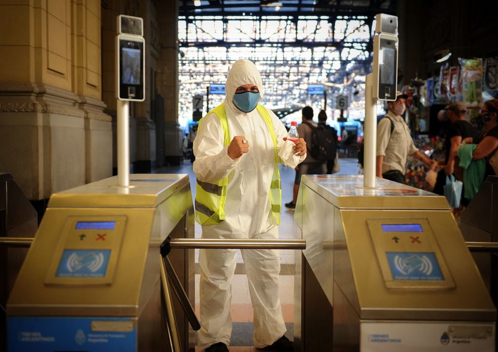 Coronavirus en Argentina Buenos Aires
Covid19 controles en la estación de tren Constitución.  Transporte público.
Foto Clarin