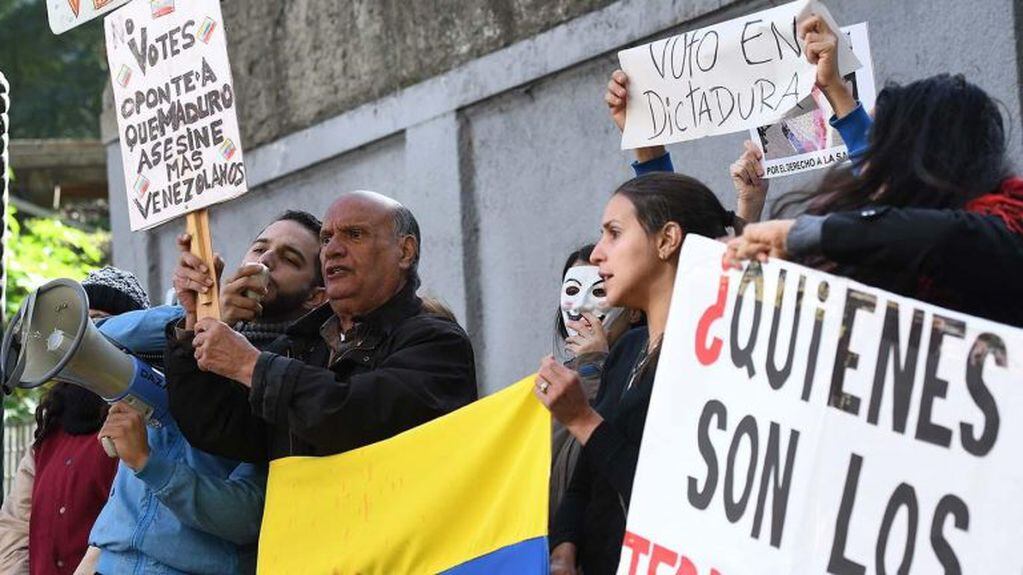 Tensión social en la Embajada venezolana