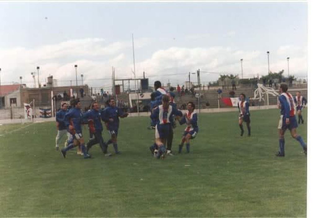 Rosario festeja el gol de Segovia en la primera rueda ante Sporting.