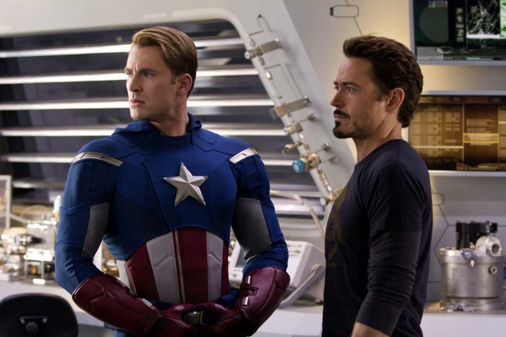 En esta imagen de película proporcionada por Disney, el actor Chris Evans, en su papel del Capitán América, izquierda, y Robert Downey Jr., como Tony Stark, aparecen en una escena de "Los vengadores". (Foto AP/Disney, Zade Rosethal)