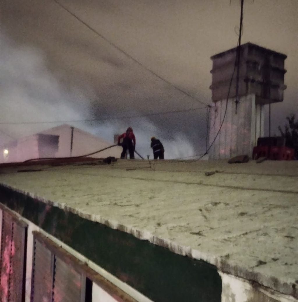 Bomberos lograron combatir las llamas que se habían originado en la vivienda.
