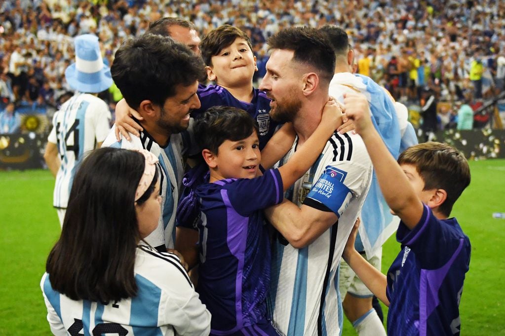Lionel Messi y todos sus hijos festejando la consagración de Argentina.