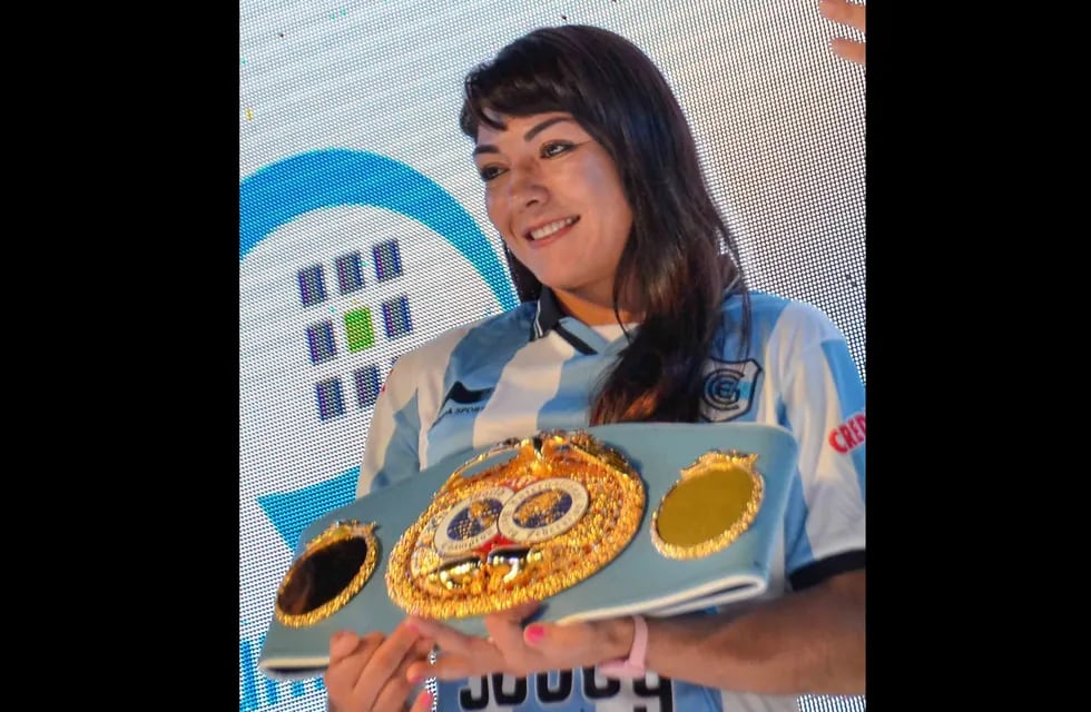 La boxeadora jujeña Brenda "La Pumita" Carabajal subirá al ring del Luna Park de Buenos Aires este viernes para enfrentar a la brasileña Danila Ramos.