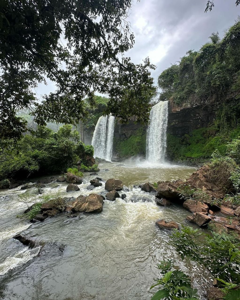 Desde las Cataratas del Iguazú, Charlotte Caniggia deslumbró con un corpiño fucsia impactante