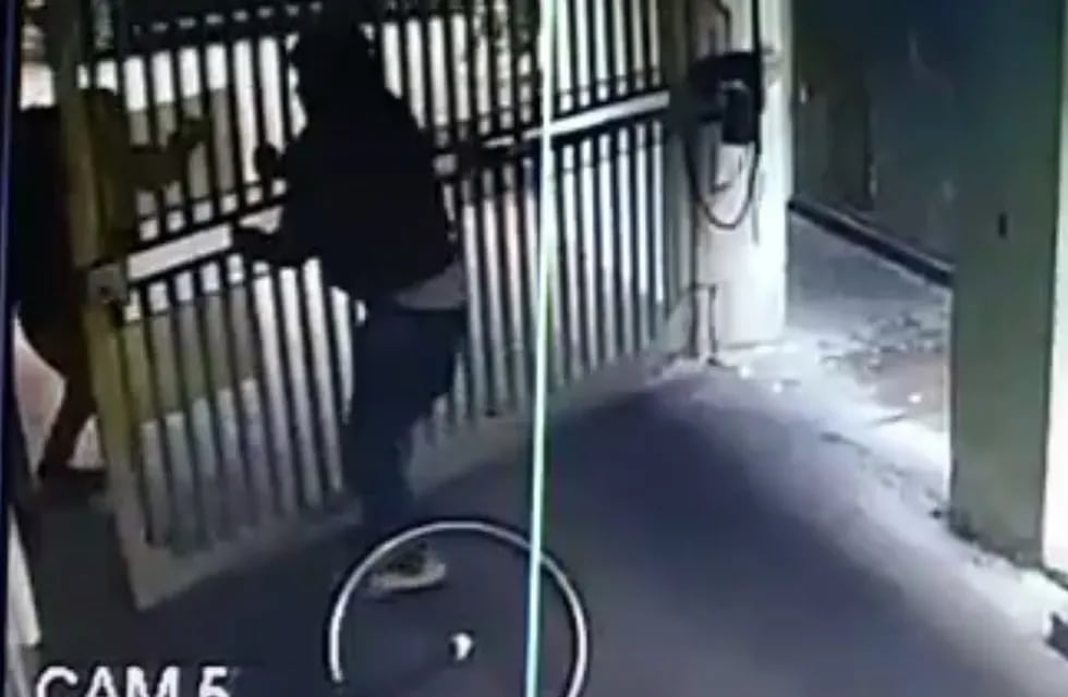 Delincuentes forzando la puerta de ingreso de una cochera céntrica de Rosario