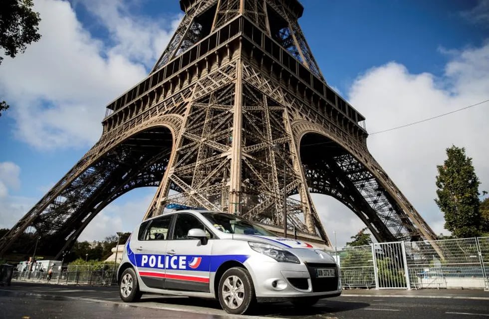La Torre Eiffel estará protegida por un muro de cristal a prueba de balas\nFoto: EFE/Etienne Laurent
