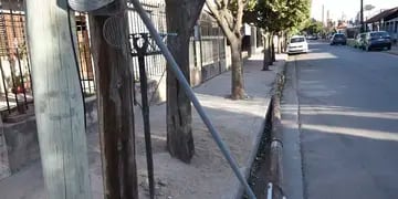 Poste caído en barrio Ituzaingó