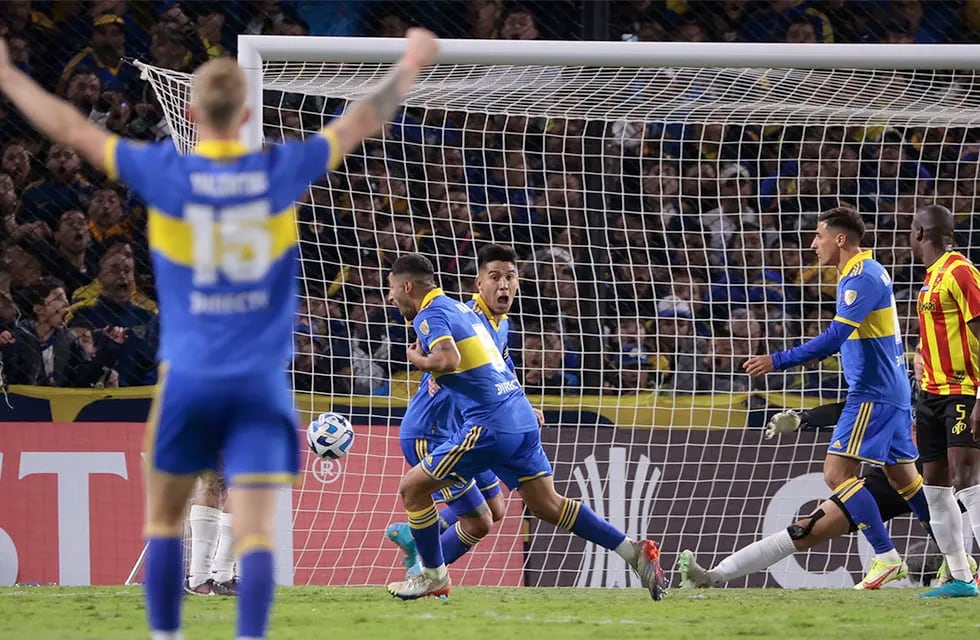 Varela festeja el gol que le dio el triunfo a Boca. Foto: EFE/Juan Ignacio Roncoroni