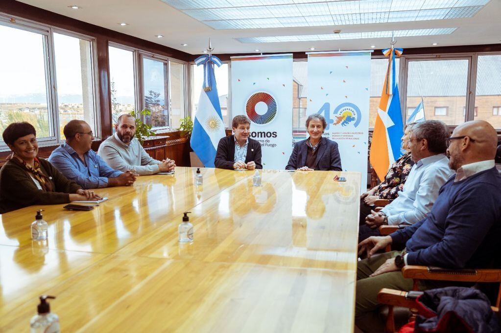 El gobernador junto funcionarios del gabinete mantuvieron una reunión con representantes de la empresa de Energía.