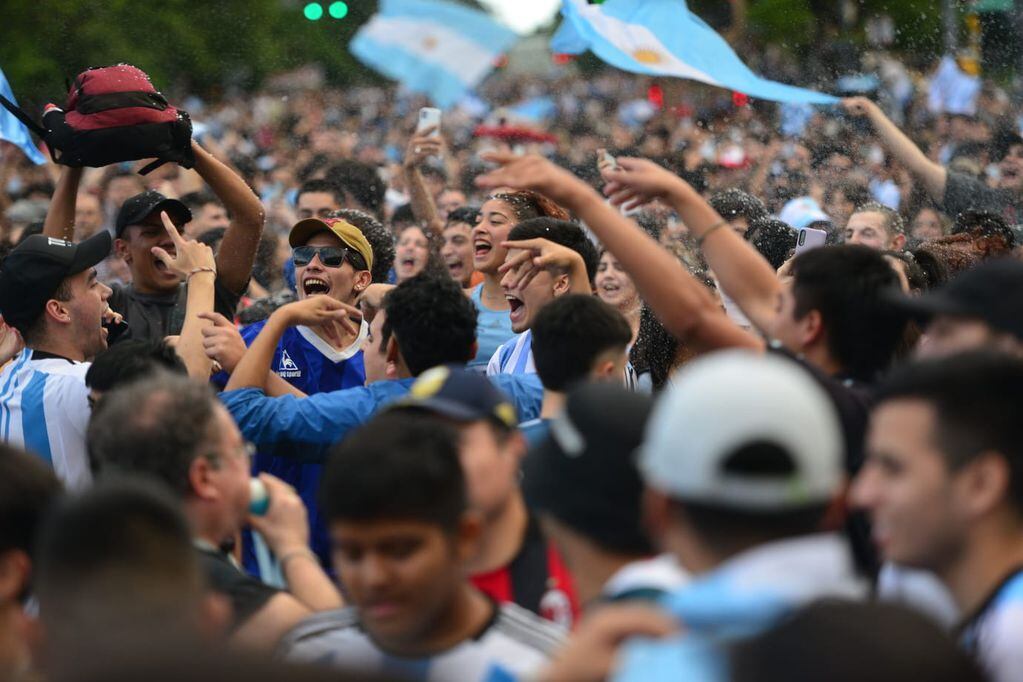 Patio Olmos. Así fueron los festejos por el triunfo de Argentina ante Polonia. (Foto / Javier Ferreyra)