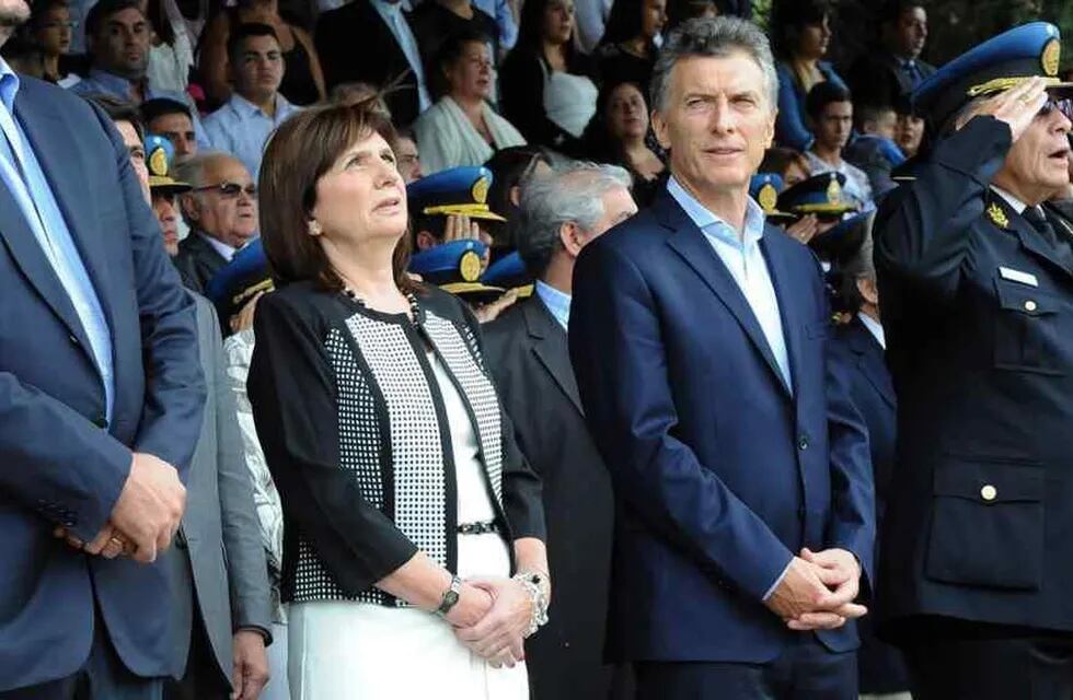 Patricia Bullrich y Mauricio Macri, investigados por la Justicia a raíz del presunto envío de armamento antidisturbios a Bolivia.