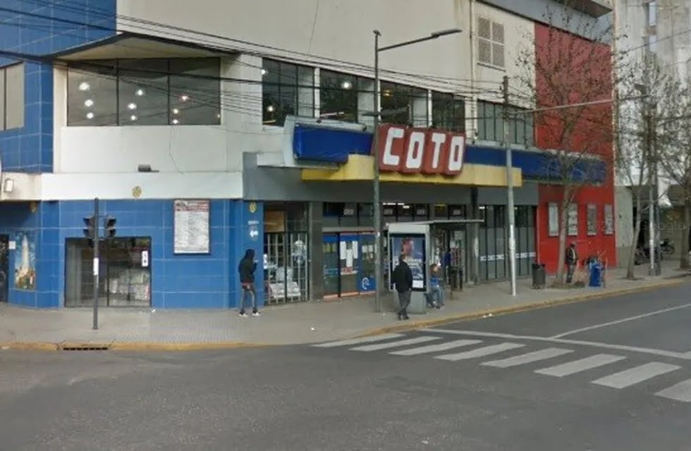 Una anciana recibirá 400 mil pesos de Coto. (Street View)