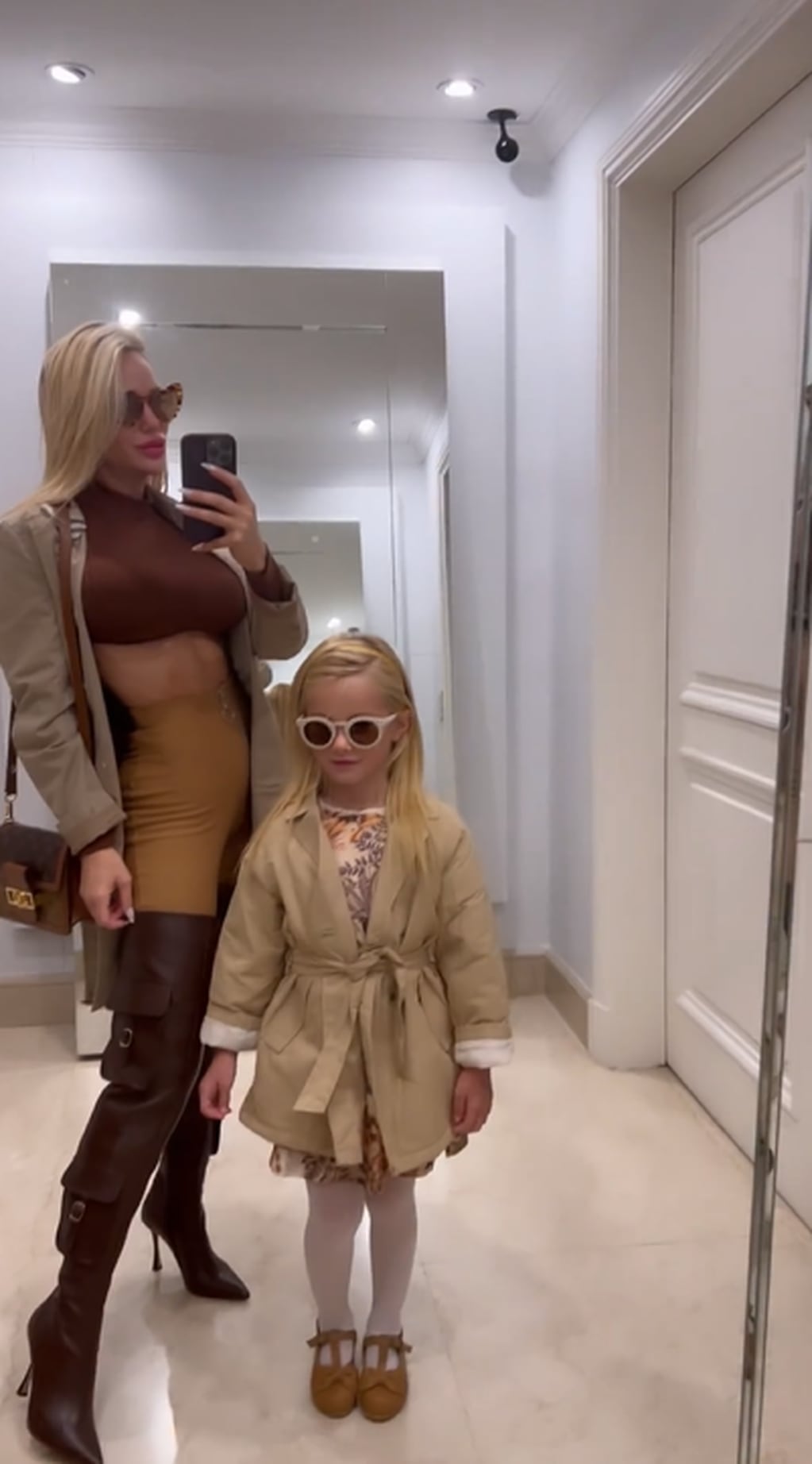La modelo y su hija mostraron sus outfits otoñales ante el espejo de su casa / Foto: Instagram