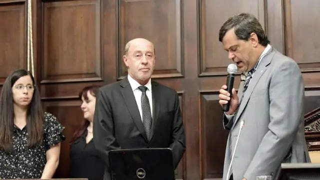 Sergio Pinto juró ayer ante quien lo propuso, Néstor Parés. Prensa Diputados