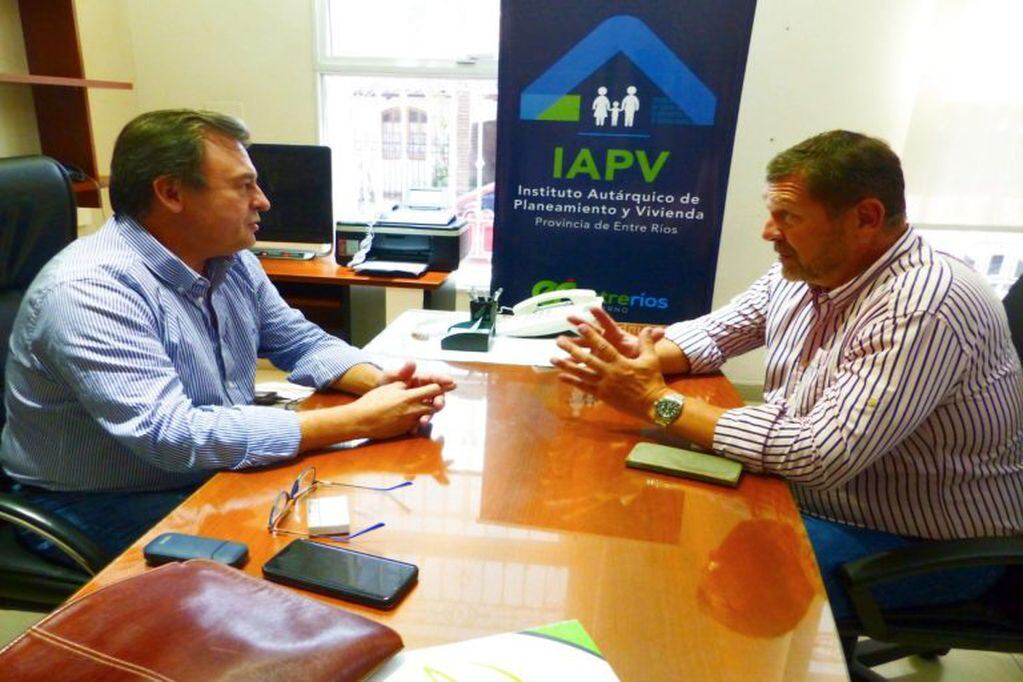 Marcelo Bisogni, titular del IAPV, se reunión con el senador provincial, Armando Luis Gay.