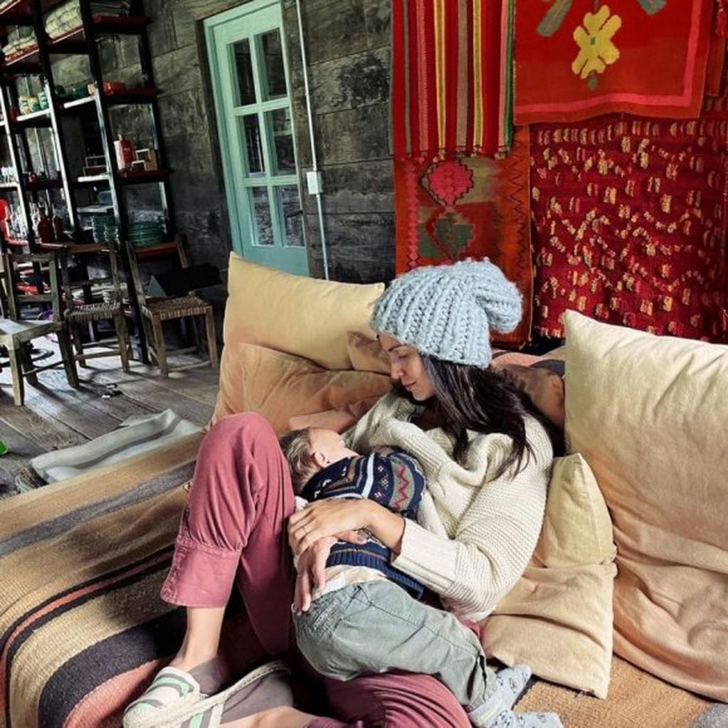 Zaira Nara con su hijo en su casa del sur.