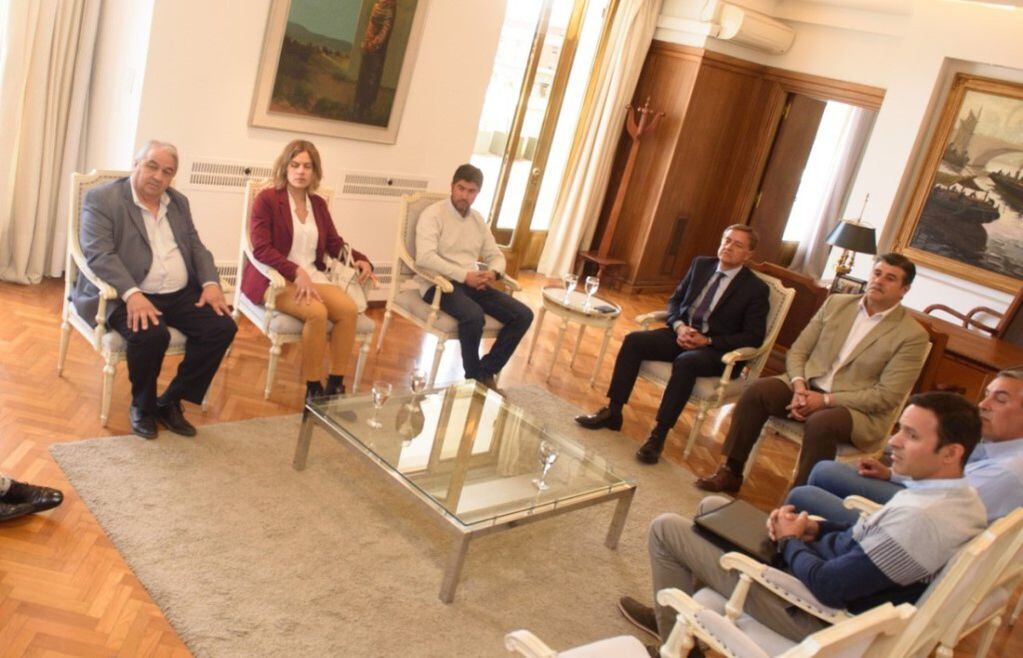 Reunión en casa de Gobierno por acueducto ganadero Monte Comán - La Horqueta