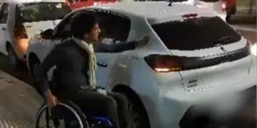 Una persona en silla de ruedas le pegó una calcomanía por estacionar en una rampa.