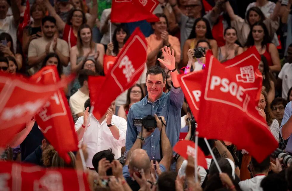 Pedro Sánchez, presidente del gobierno de España y candidato socialista a la reelección, saluda a sus seguidores durante el acto de cierre de campaña en Madrid, el 21 de julio de 2023. (AP Foto/Emilio Morenatti)
