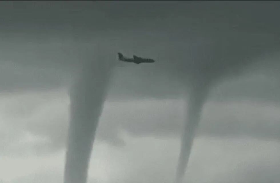 Avión atravesó tornado