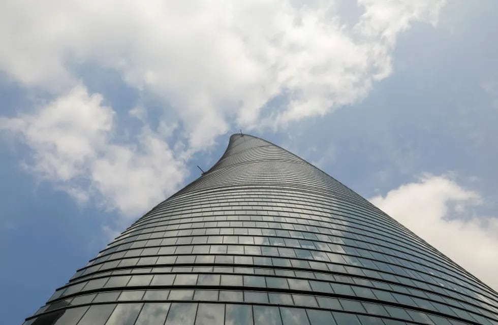 A suspended work platform holding window cleaners hangs off the side of the Shanghai Tower in Shanghai, China, on Friday, Dec. 1, 2017. After more than two years of red tape that kept tenants from moving in, China's tallest skyscraper, the Shanghai Tower, has been quietly opening and filling office space. Photographer: Qilai Shen/Bloomberg china  Shanghai Tower el rascacielos más alto del pais torre permiso para poder habilitarlo