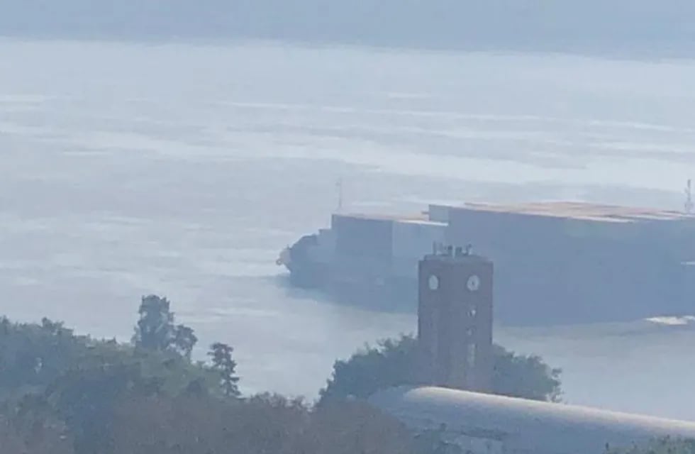 El humo invadió la costanera central este lunes por la mañana. (@teleferosario)