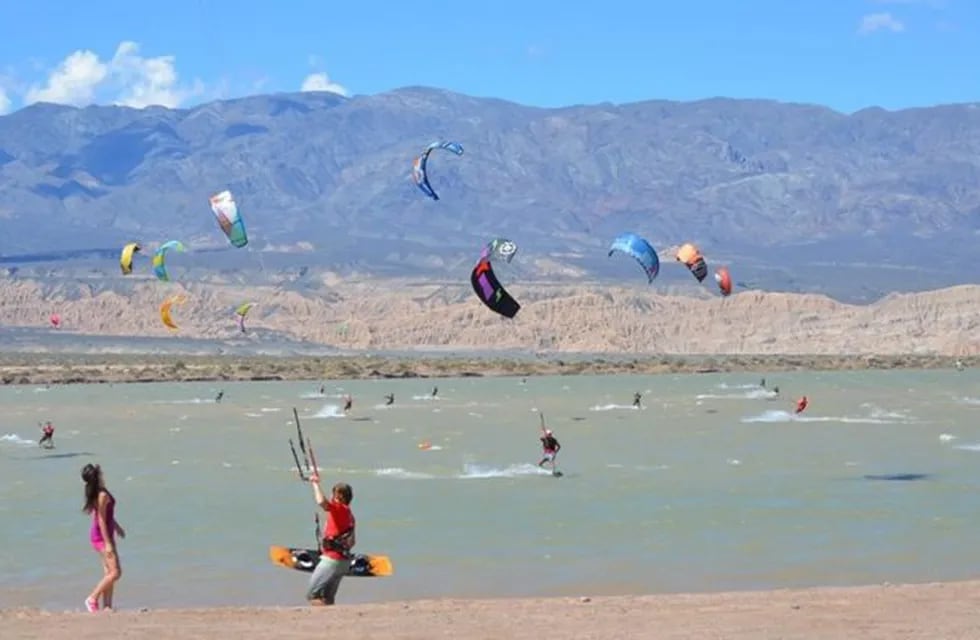 El dique Cuesta del Viento será escenario de otro espectacular evento internacional de kiteboarding.