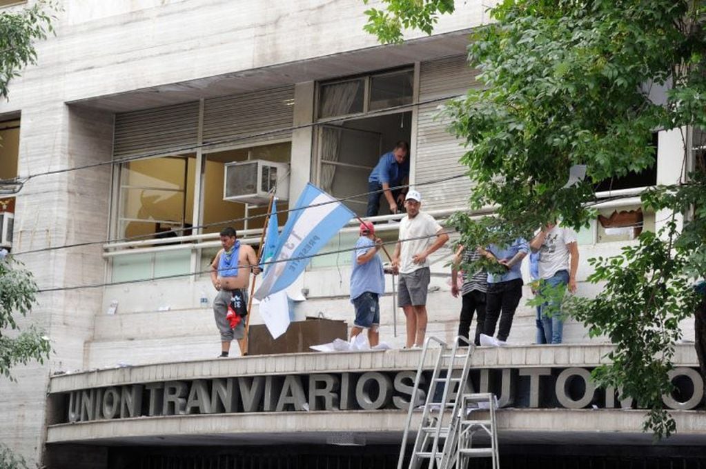 Graves incidentes en la sede de la UTA por una interna gremial. (Foto: Clarín)