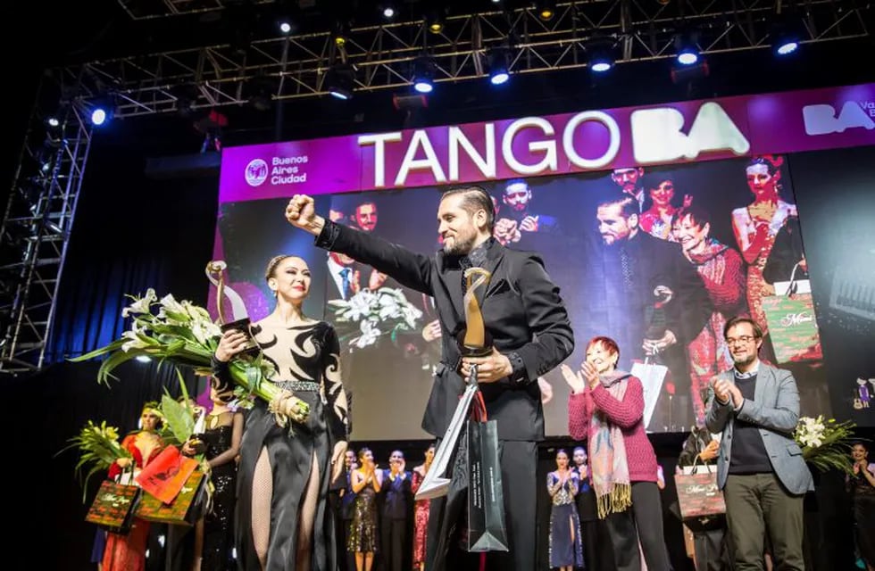 Fernando Rodriguez y Estefania Gomez celebran su victoria en el escenario de Tango BA al salir campeones del Mundial de Tango 2019. Foto: Nicolas Villalobos/DPA.