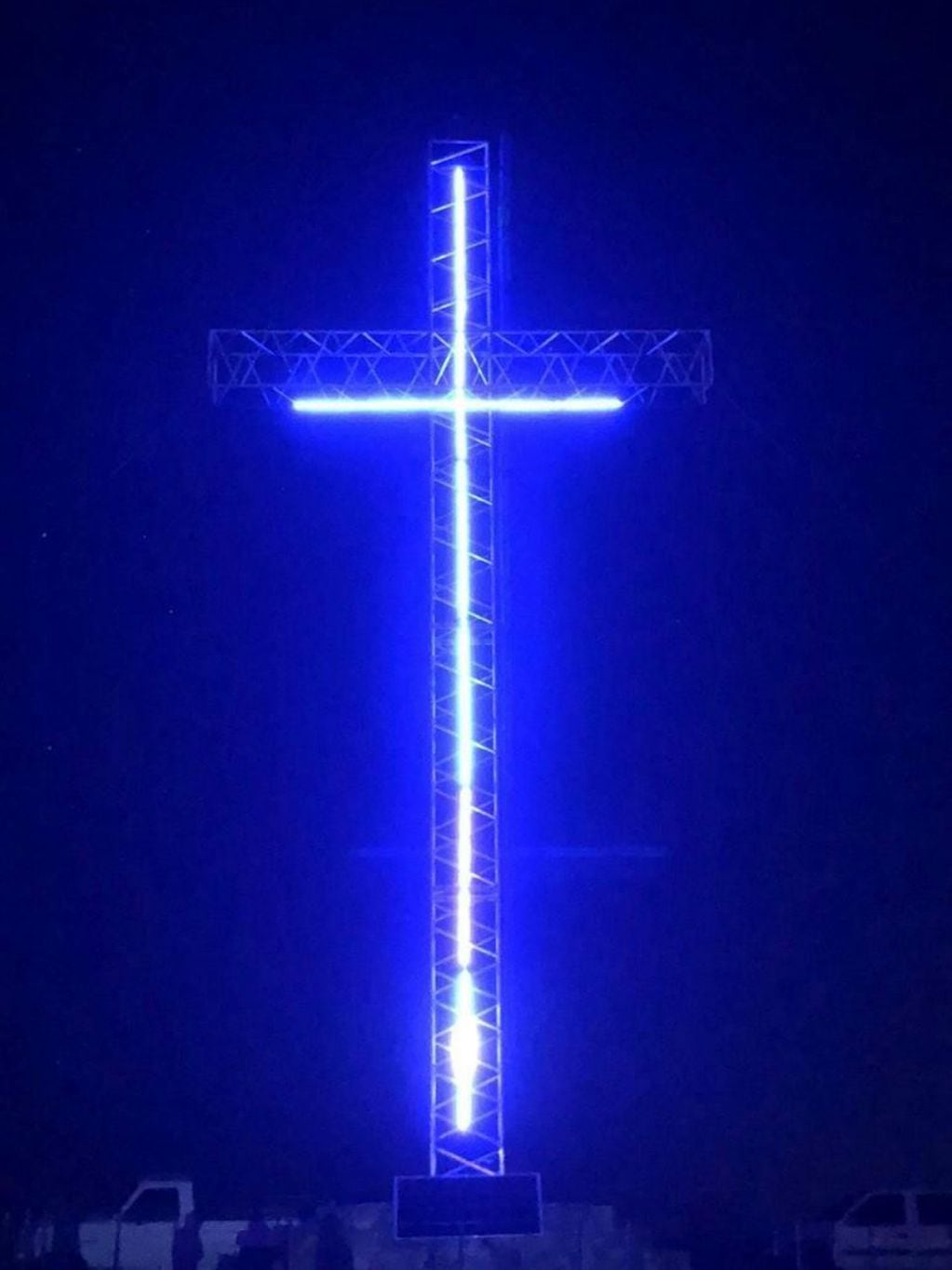 La cruz iluminada en la loma de Chillar.