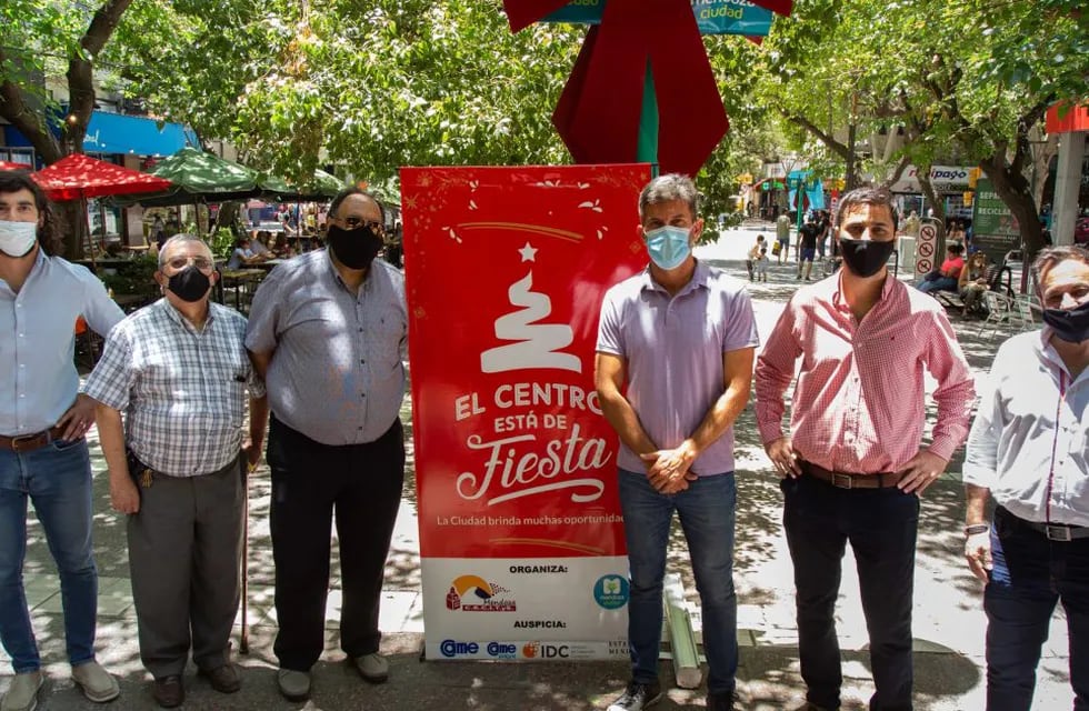 El intendente Ulpiano Suárez junto a Adrián Alín y comerciantes del centro de Mendoza en el lanzamiento del programa "El centro está de fiesta". Gentileza MCM