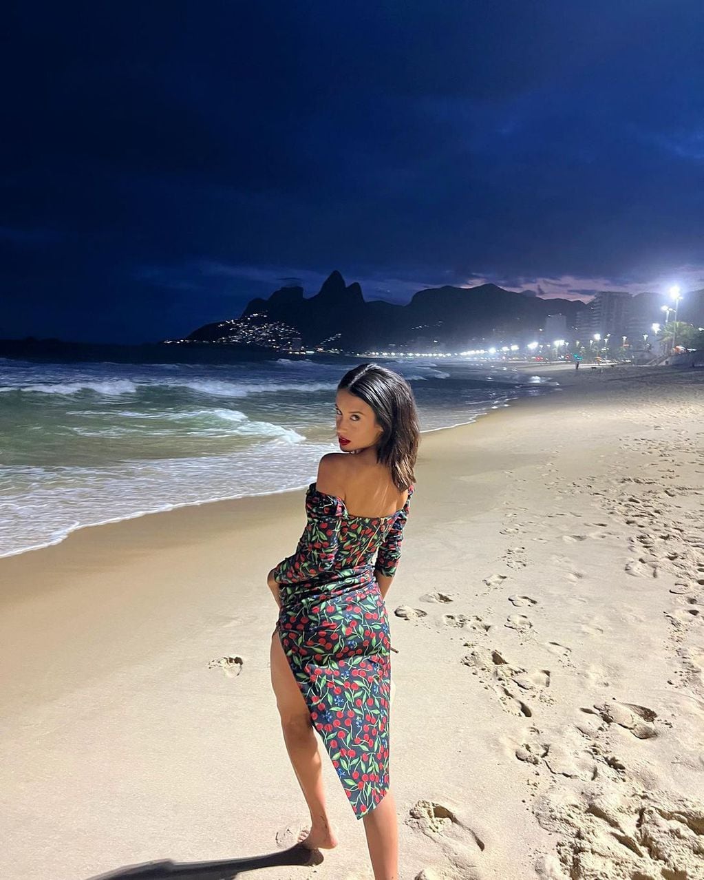 María Pedraza caminó por las playas de Brasil con un vestido de casi mil dólares.