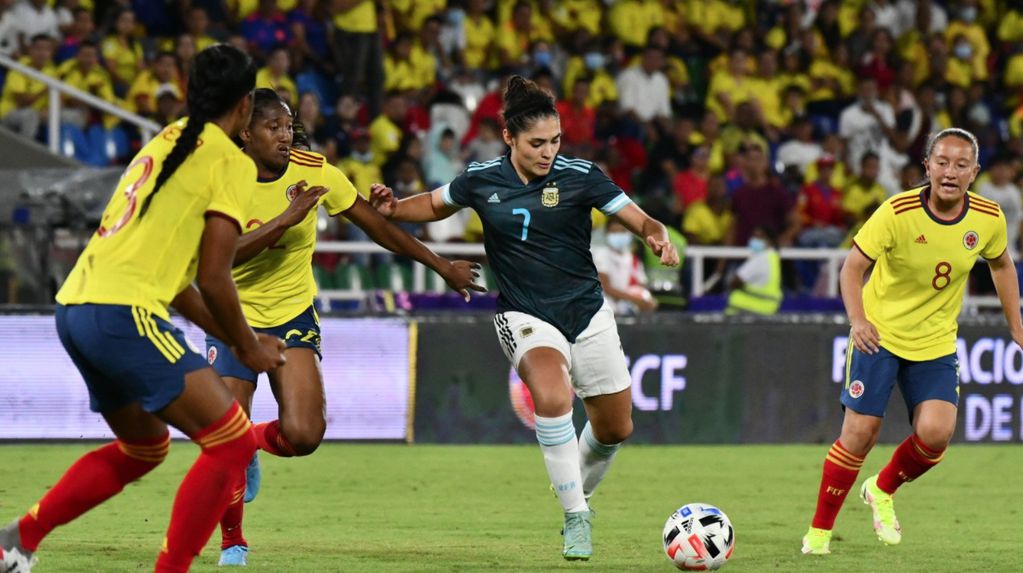 La jugadora de Mendoza, Chiara Singarella debutó y marcó su primer gol en la Selección Argentina. Aquí en plena jugada de Singarella segundos antes de rematar y convertir el gol del empate.