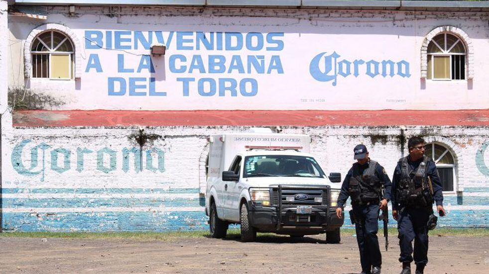 MEX7960. JARAL DEL PROGRESO (MÉXICO), 27/09/2020.- Integrantes federales de seguridad resguardan el sito donde al menos once personas fueron asesinadas hoy en la madrugada, en el municipio de Jaral del Progreso (México). Al menos once personas fueron asesinadas en el interior de un bar en el municipio de Jaral del Progreso, en el estado de Guanajuato, ubicado en el centro de México y una de las regiones más violentas del país. EFE/STR