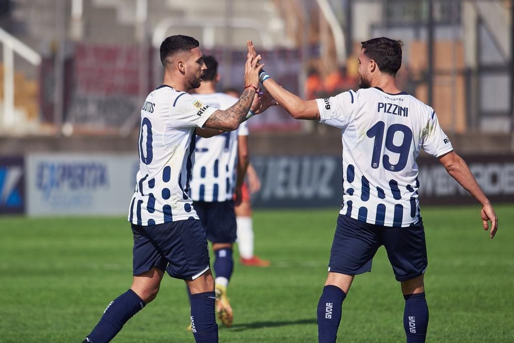 Nahuel Bustos y Francisco Pizzini, festejando uno de los goles de Talleres ante Chacarita por la Copa Argentina. (Prensa Copa Argentina)