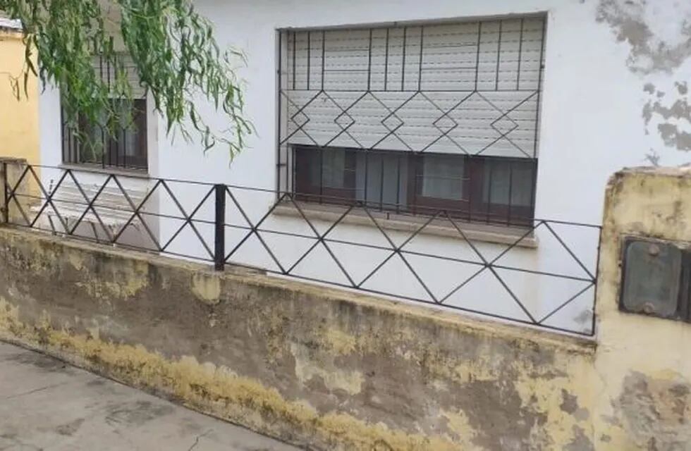 El domicilio de Marcos Juárez donde los delincuentes arrancaron la caja fuerte de una pared y se llevaron. (Red Panorama)