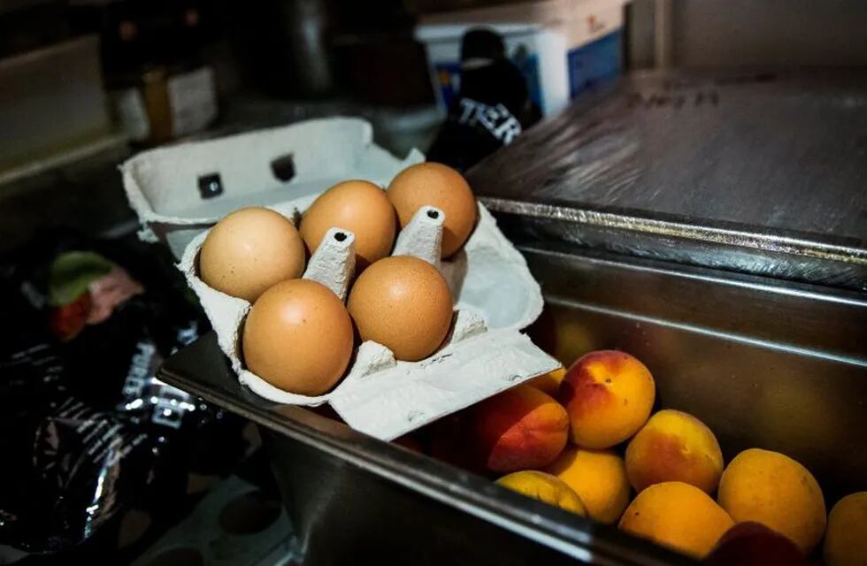 VOS04 PARÍS (FRANCIA), 11/08/2017.- Vista de un cartón de huevos en un restaurante de París, Francia, hoy, 11 de agosto de 2017. El escándalo de los huevos contaminados con fipronil ha llegado a un total de 16 países europeos y a Hong Kong, según informó hoy la Comisión Europea (CE), que precisó que solo en cuatro Estados (Holanda, Bélgica, Alemania y Francia) se ha confirmado la comercialización de huevos con trazas del insecticida. EFE/Etienne Laurent