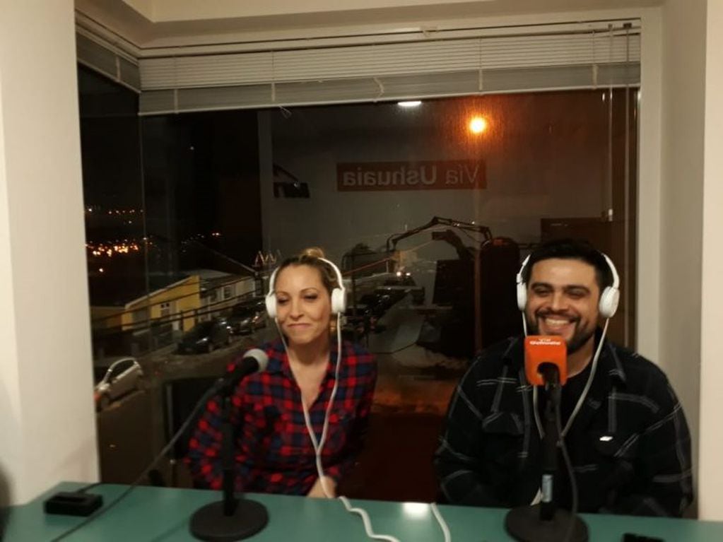 Viviana Vénere y Santiago Hogas en estudios de Vía Ushuaia Radio