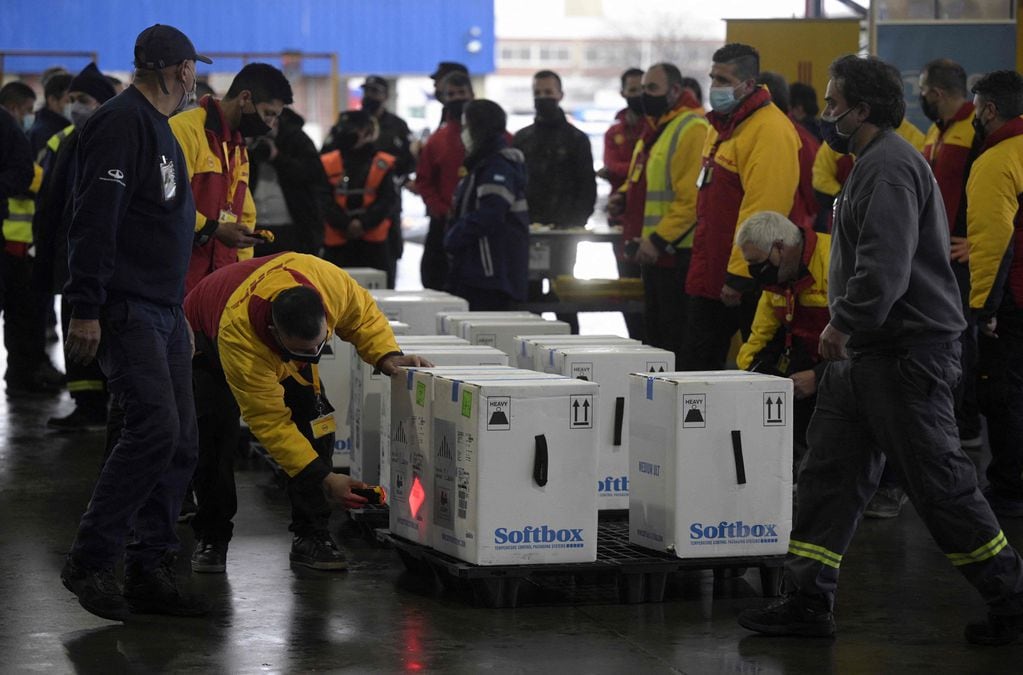 Trabajadores en Ezeiza descargan dosis de la vacuna Pfizer.